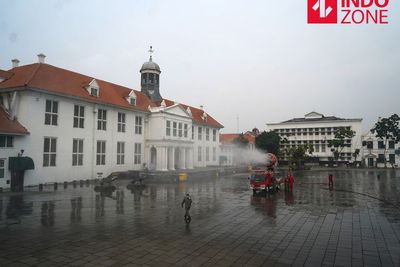 FOTO: Jelang Dibuka, Kawasan Wisata Kota Tua Disemprot Disinfektan