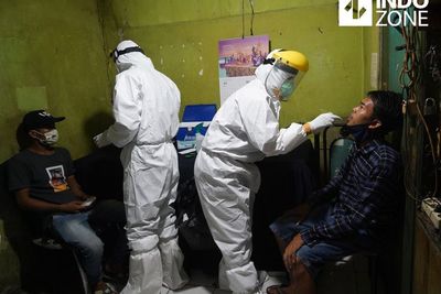 FOTO: Puluhan Pedagang Pasar Thomas Cideng Jalani Tes Swab Covid-19