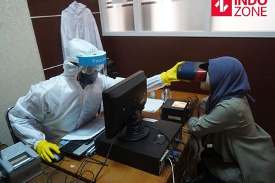 FOTO: Petugas Perekaman KTP Elektronik Gunakan APD Lengkap