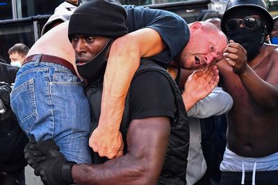 FOTO: Viral, Pria Kulit Hitam Selamatkan Pria Kulit Putih saat Demo Rusuh