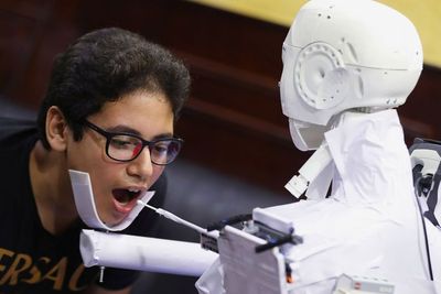 FOTO: Insinyur Mesir Ciptakan Robot untuk Tes Swab Covid-19