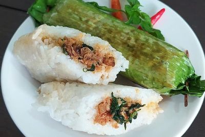 Membuat Gogos, Lemper Ikan Bakar Ala Makassar
