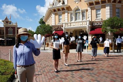 FOTO: Disneyland Hong Kong Kembali Dibuka, Pengunjung Dibatasi