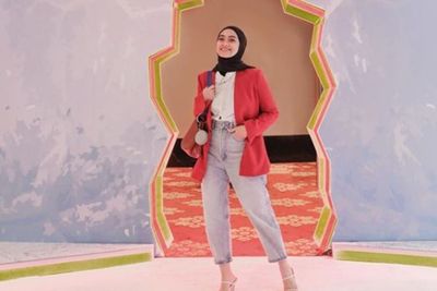 Kolaborasi Uniqlo X Ayudia C, Berikan Inspirasi Gaya Busana Hijab Minimalis