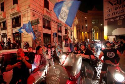 FOTO: Suporter Napoli Turun ke Jalan Rayakan Gelar Coppa Italia