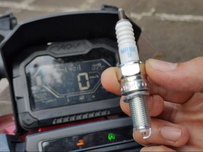 Busi Ulir Panjang Bikin Performa Skuter Premium Lebih Prima