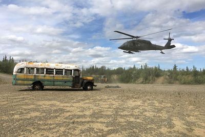 FOTO: Bus Into The Wild Dipindahkan dari Taman Nasional Alaska