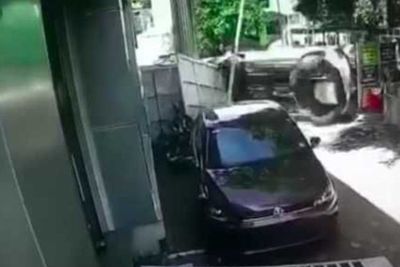 Baru Dibeli, Volkswagen Polo Ini Terbalik di Halaman Dealer Saat Dijajal Pemiliknya