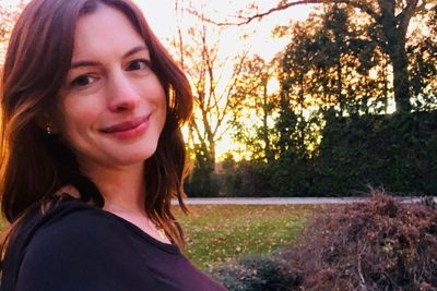 Ini Cara Aktris Anne Hathaway Ingatkan Penggemar untuk Kenakan Masker di Tengah Pandemi