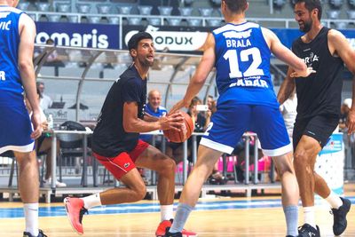 FOTO: Aksi Petenis Dunia Novak Djokovic saat Bermain Basket