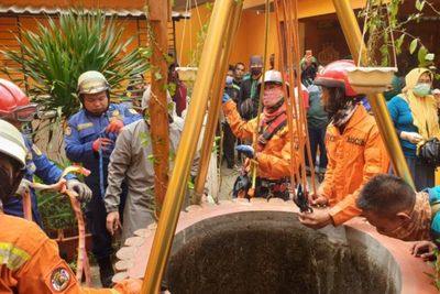 Lagi Asyik Selfie, Bapak dan Anak Tercebur ke Dalam Sumur 12 Meter