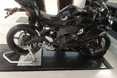 Black Kawasaki Ninja ZX-25R Terbaru Tampil Lebih Sporty
