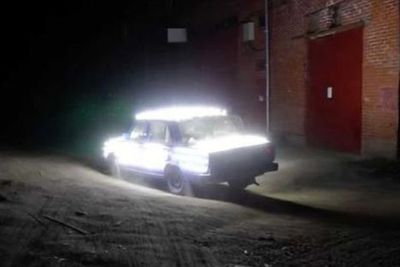 Begini Jadinya Jika Mobil Dipasangkan 300 Buah Lampu LED