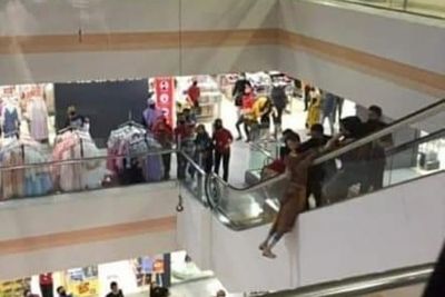 Video: Seorang Wanita Ingin Bunuh Diri dari Lantai 7 Mall di Medan