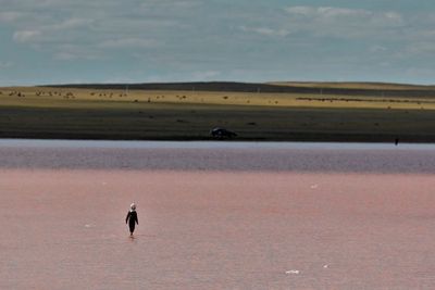 FOTO: Pesona Danau Kobeituz yang Berwarna Merah Muda