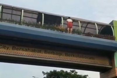 Diduga Stres Ditinggal Suami, Wanita Ini Nekat Loncat dari JPO Margonda Depok