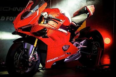Intip Keunikan Motor Ducati Panigale yang Dibalut Potongan Lego