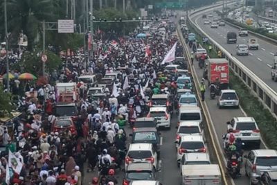 Imbas Demo Tolak RUU HIP di DPR, Rute TransJakarta Koridor 9 Dialihkan