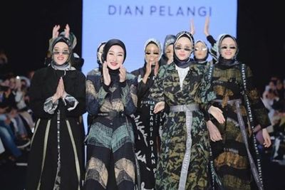 5 Perancang Busana Muslim Indonesia Terkenal Hingga ke Mancanegara