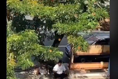 Seorang Pria Hidup di Atas Trotoar Pinggir Jalan, Dikira Orang Gila Ternyata Rajin Salat