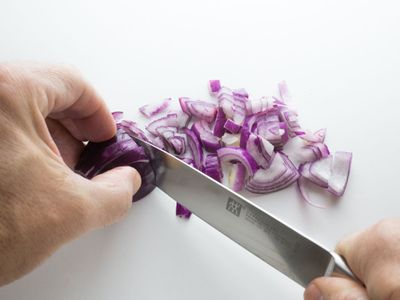Ini Reaksi Kimia yang Bikin Kamu Nangis Waktu Potong Bawang