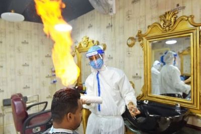 FOTO: Unik, Cukur Rambut Menggunakan Api di Bangladesh