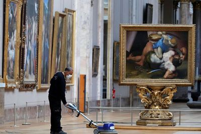 FOTO: Melihat Persiapan Museum Louvre yang Akan Dibuka 6 Juli