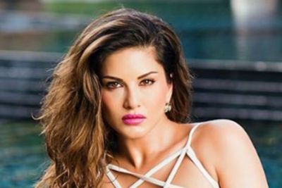 Sunny Leone Pamer Foto Seksi Pakai Bikini, Kangen Berjemur?
