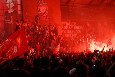 FOTO: Liverpool Juara Liga Inggris, Suporter Turun ke Jalan