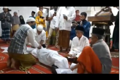 Video Detik-detik Prosesi Sumpah Pocong Dilakukan 2 Nenek di Madura, Ada Ayam Mati
