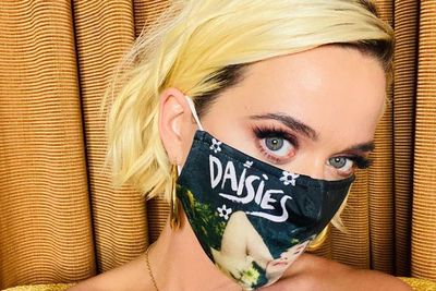 5 OOTD Selebriti Dunia saat Mengenakan Masker, Mana yang Paling Keren?