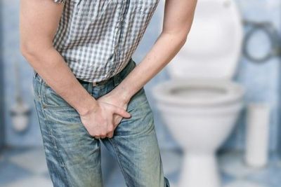 Sering Nahan Buang Air Kecil Karena Sibuk? Waspadai 6 Risikonya yang Sangat Berbahaya!