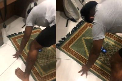 Respek! Pria Ini Pastikan Kiblat yang Tepat untuk Temannya Salat Meski Beda Agama