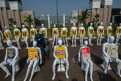 FOTO: Ketika Puluhan Manekin Berdemo di Depan Gedung DPR