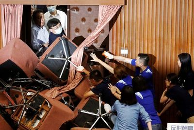 FOTO: Kericuhan Anggota Parlemen dan Oposisi di Parlemen Taiwan