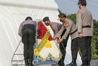 FOTO: HUT ke-74 Bhayangkara, Polri Gelar Upacara Ziarah Makam Pahlawan