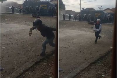 Video: Penampakan Dua Pria Memegang Pistol Berlarian Saat Kerusuhan di Madina
