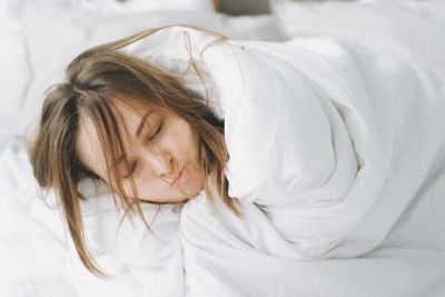 3 Dampak Buruk saat Kamu Tidur Menggunakan Kipas Angin