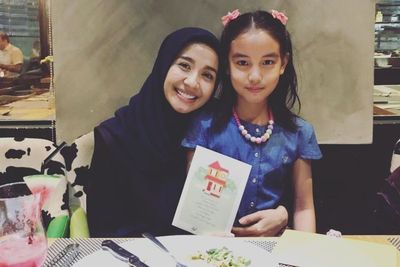 5 Potret Kedekatan Laudya Cynthia Bella dengan Anak Sambungnya Engku Aleesya