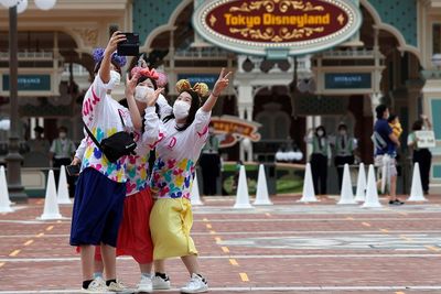 FOTO: Disneyland dan DisneySea Tokyo Resmi Dibuka Kembali