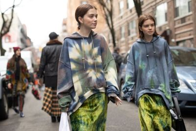 Tak Lekang oleh Waktu, Busana Tie-Dye Jadi Tren Lagi di Tahun 2020