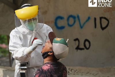 FOTO: Puluhan Pedagang Pasar Tasik Jalani Tes Swab Covid-19