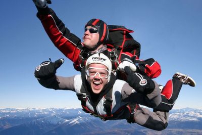 New Normal, Selandia Baru Kembali Tantang Traveler untuk Skydiving