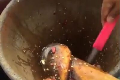 Bikin Tutorial Rujak Ulek, Netizen Malah Salah Fokus Sama Alat Tumbuk Mirip Mr. P