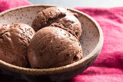 Begini Cara Mudah Bikin Es Krim Cokelat, Nggak Pake Ribet