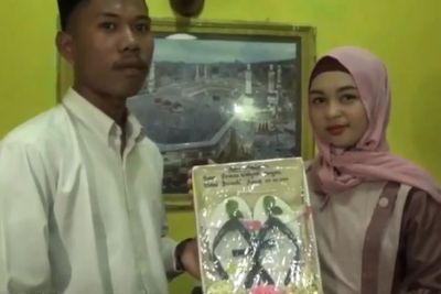 Wanita Cantik Ini Mau Dinikahi oleh Duda yang Sudah 3 Kali Cerai, Maskawinnya Sendal Jepit