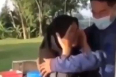 Ibu Penjual Nasi Menangis Bahagia saat Diberi Kejutan dari Anak yang Lama Tak Dijumpainya