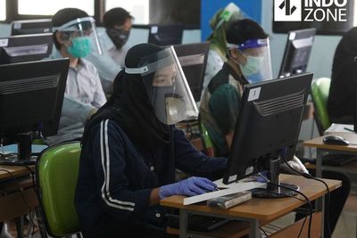 FOTO: Ujian SBMPTN di UNJ, Peserta Pakai Masker dan Pelindung Wajah