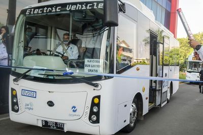 FOTO: Transjakarta Uji Coba Bus Listrik dengan Rute Balai Kota - Blok M