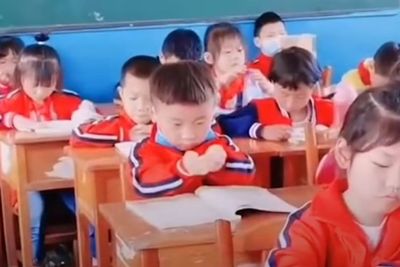 Lucu! Jelang Ujian, Bocah SD di Tiongkok Basuh Kepala dengan Materi di Buku Pelajaran